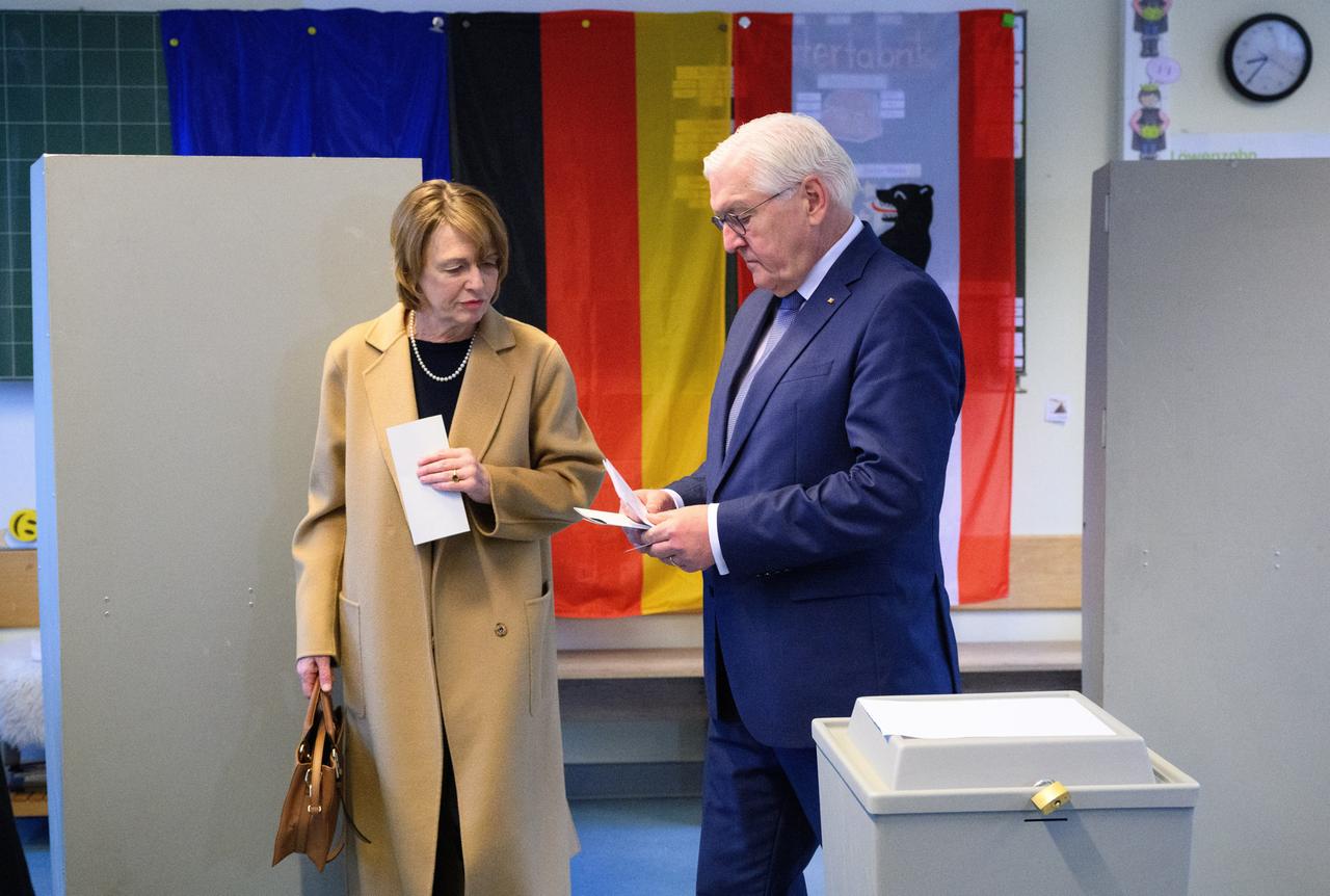 Bundespräsident Frank-Walter Steinmeier und seine Frau Elke Büdenbender geben im Wahllokal in der Erich-Kästner-Grundschule in Berlin-Dahlem ihre Stimmzettel ab. 