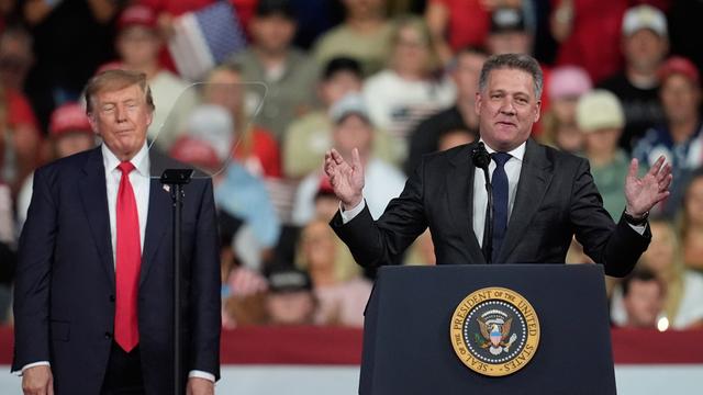 Audi-Chef Döllner bei Wahlkampfauftritt von Trump - steht neben Trump, am Rednerpult des Präsidenten.