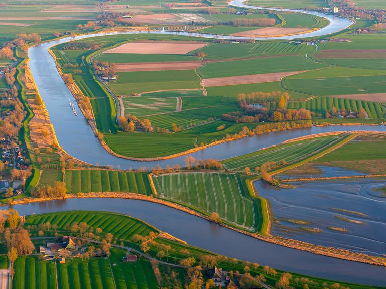 Luftbild der gewundenen Flusslandschaft an der Stör in Schleswig-Holstein 