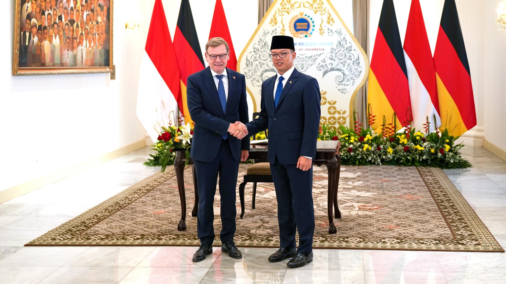 Jakarta: Bundesaußenminister Johann Wadephul (l, CDU) und der indonesische Außenminister Sugiono (r) begrüßen sich vor ihrem Gespräch. Jakarta: Bundesaußenminister Johann Wadephul (l, CDU) und der indonesische Außenminister Sugiono (r) begrüßen sich vor ihrem Gespräch.