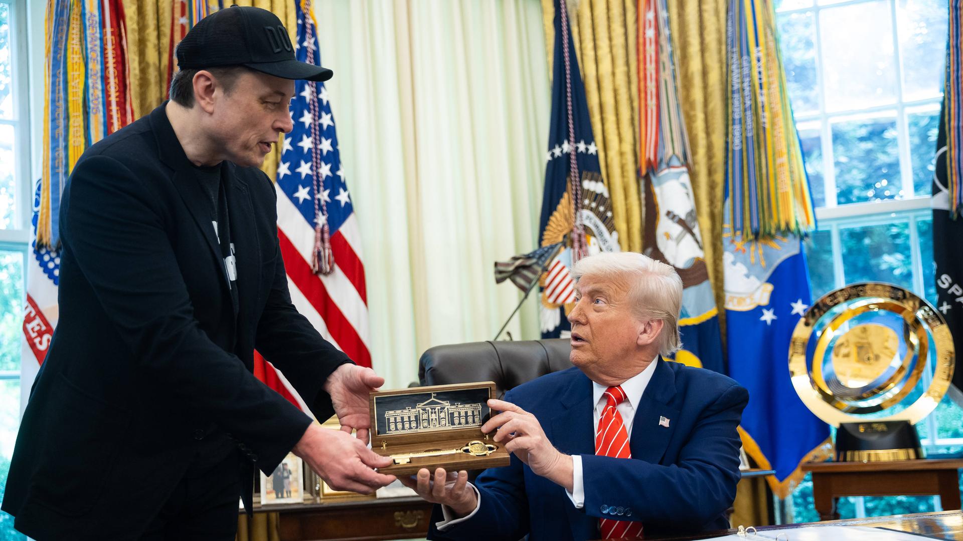 Tesla-Chef Elon Musk erhält im Oval Office von Donald Trump eine Geschenk-Schatulle mit einem goldenen Schlüssel