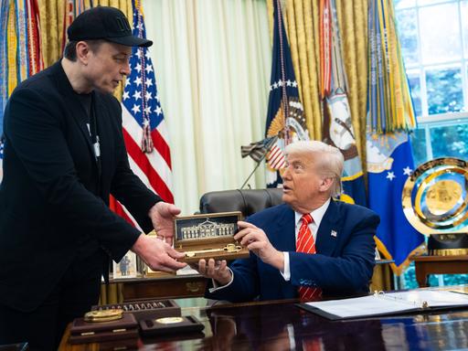 Tesla-Chef Elon Musk erhält im Oval Office von Donald Trump eine Geschenk-Schatulle mit einem goldenen Schlüssel