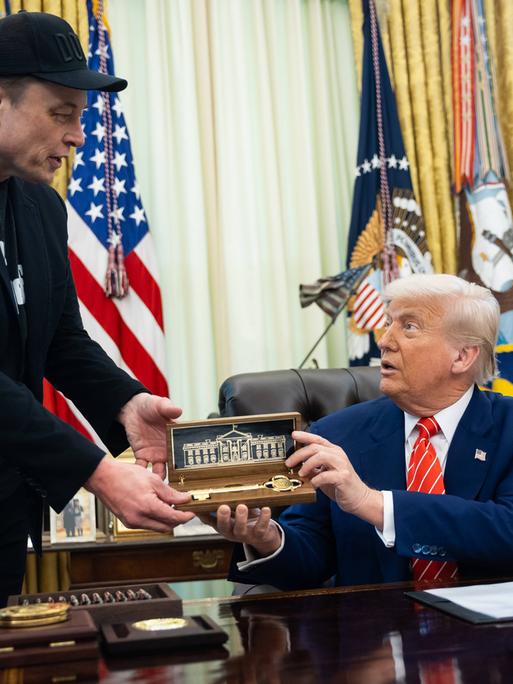 Tesla-Chef Elon Musk erhält im Oval Office von Donald Trump eine Geschenk-Schatulle mit einem goldenen Schlüssel
