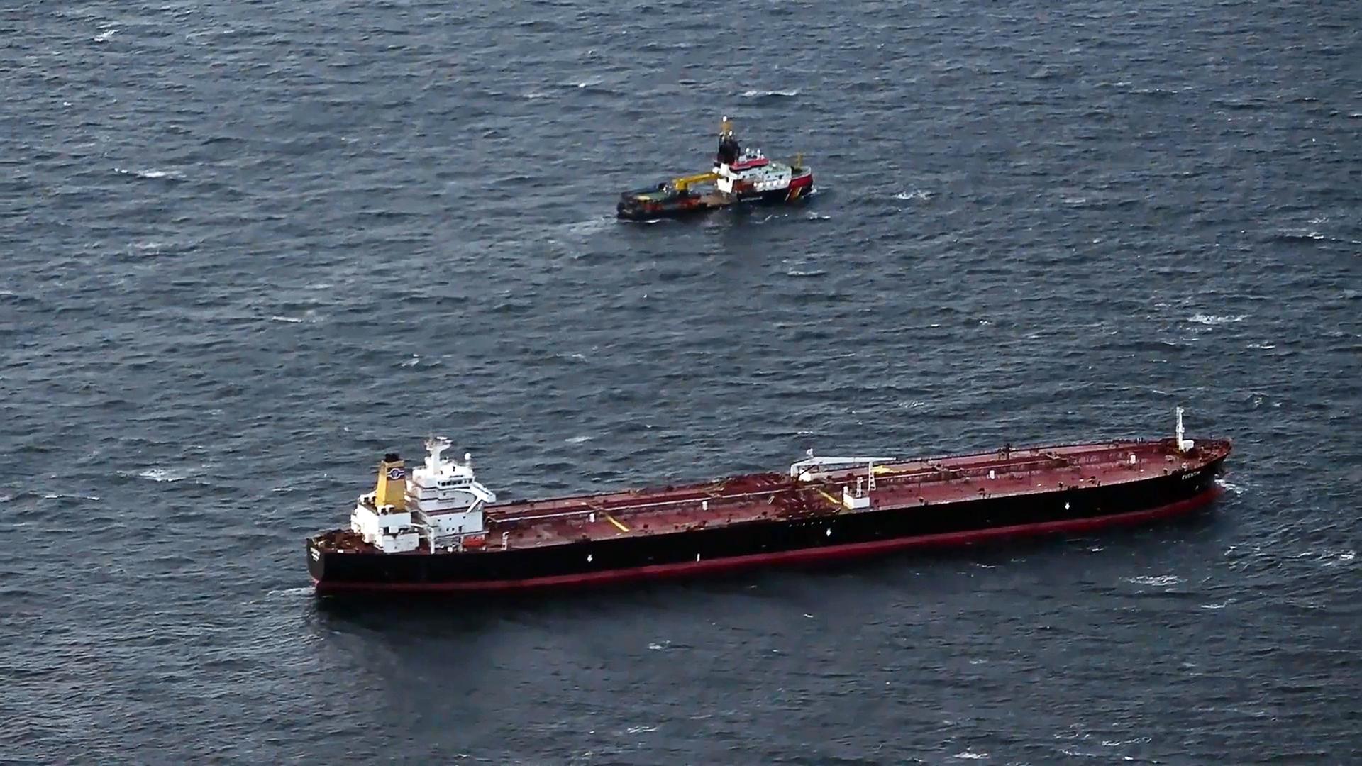 Ein russischer Öltanker in der Ostsee vor Rügen. Daneben ein Schlepper.