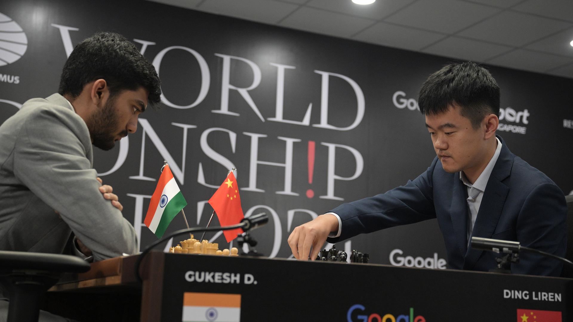 Bei der Schach-WM in Singapur sitzen sich der junge Inder Dommaraju Gukesh (li.) und der chinesische Weltmeister Ding Liren gegenüber. 