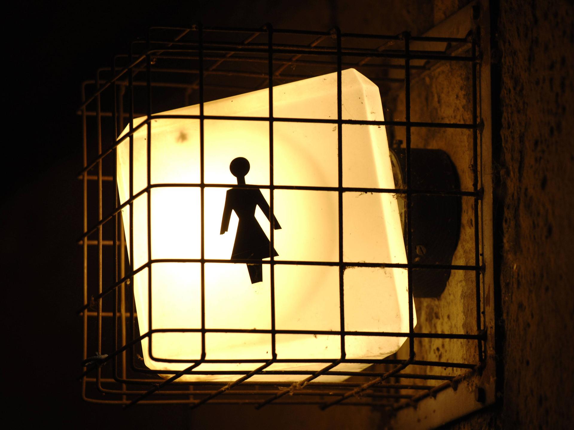 Beleuchtetes Schild für eine öffentliche Damentoilette.