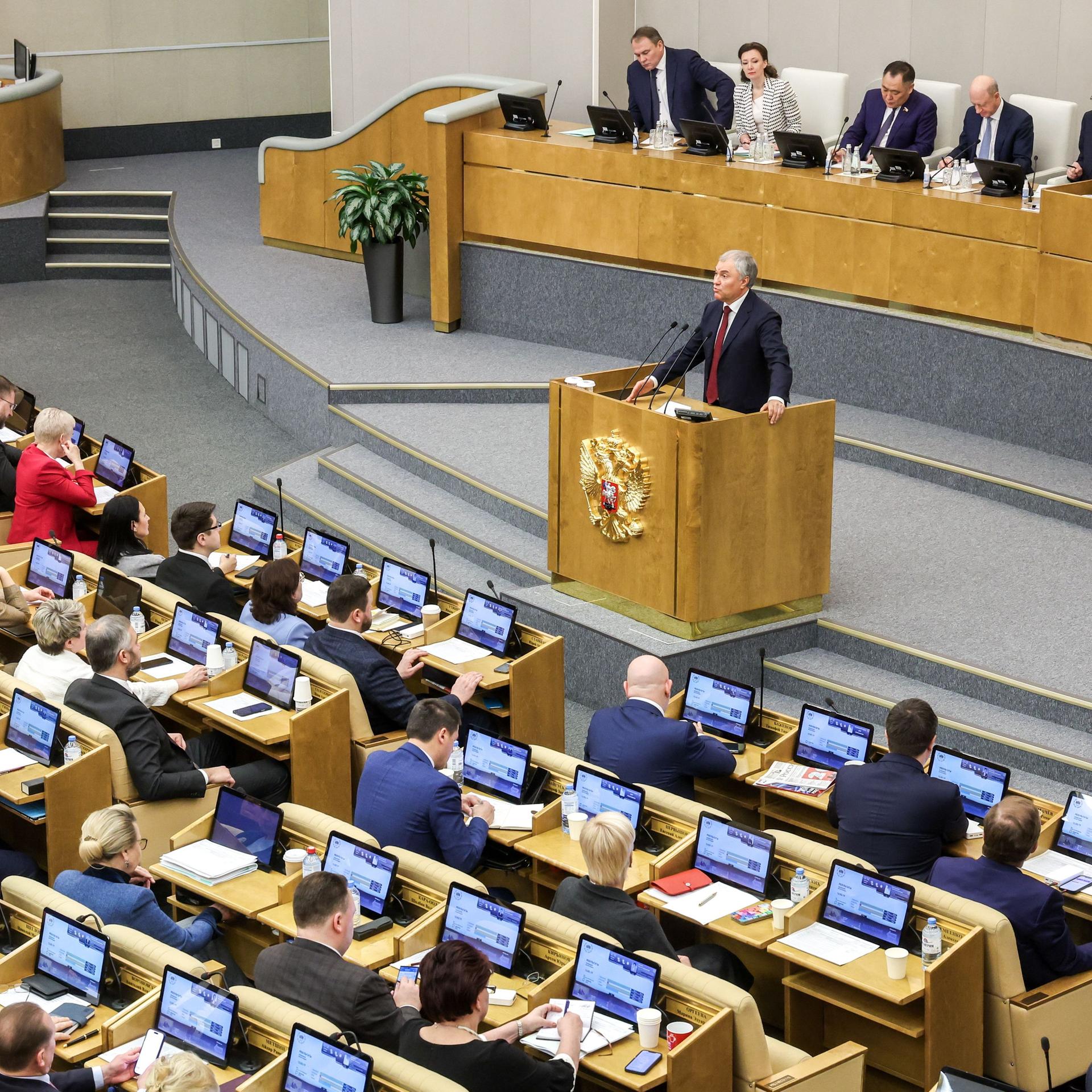 Wjatscheslaw Wolodin spricht vor der Duma, dem russischen Parlament, am 16.01.2024.