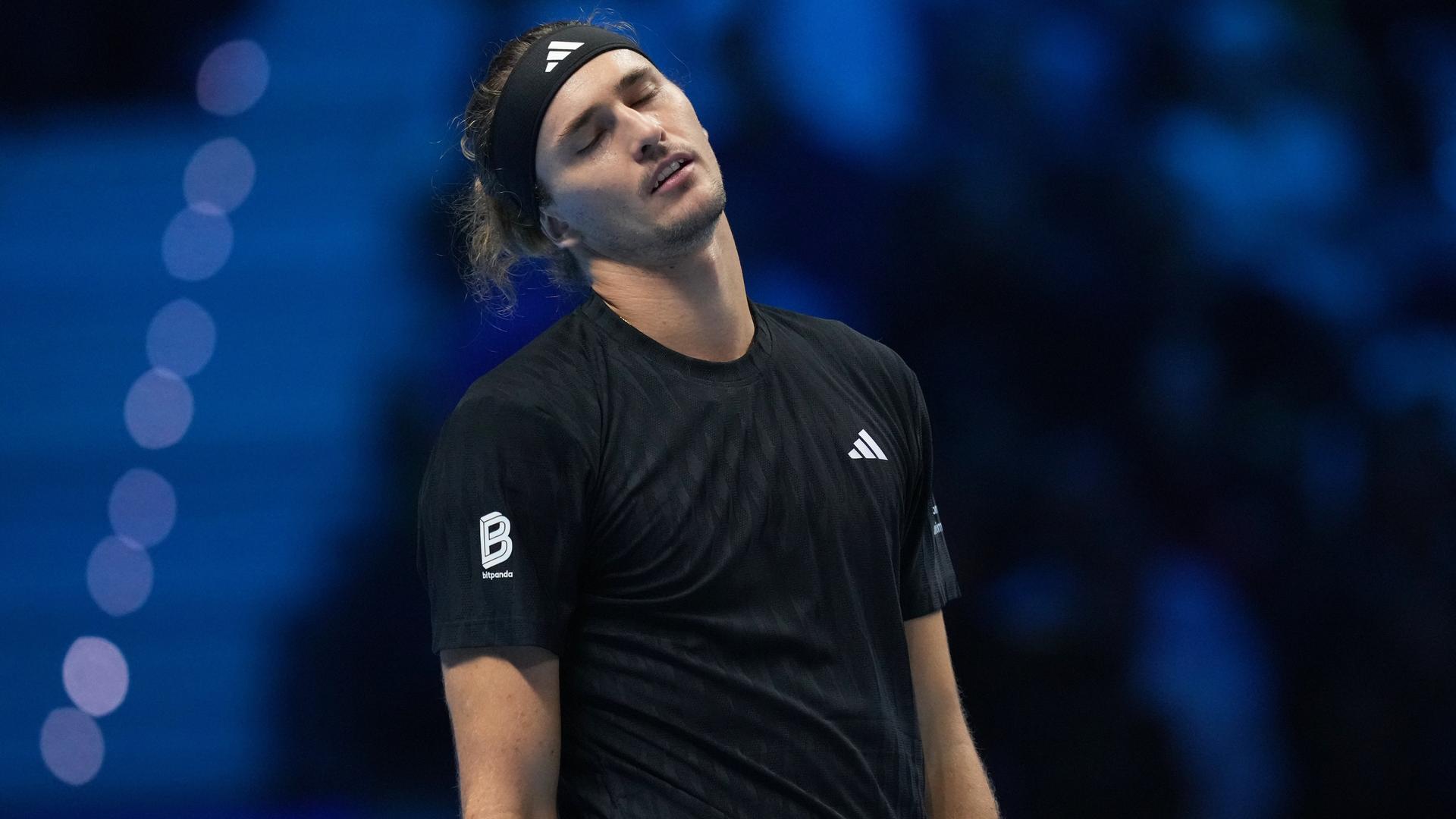 Großaufnahme von Alexander Zverev mit hängenden Armen und enttäuschtem Gesichtsausdruck. Großaufnahme von Alexander Zverev mit hängenden Armen und enttäuschtem Gesichtsausdruck.