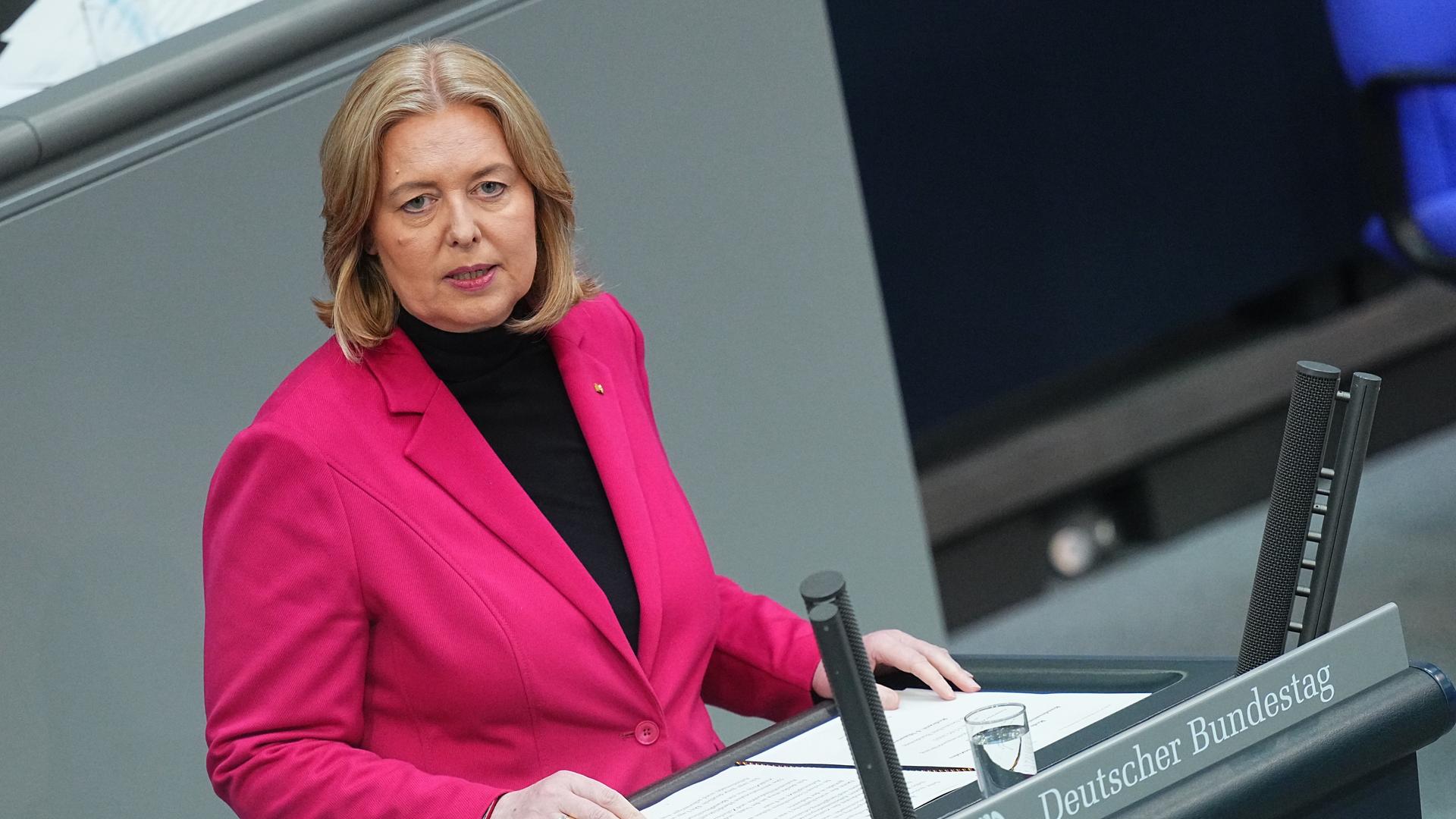 Bärbel Bas (SPD), Bundesministerin für Arbeit und Soziales, spricht im Plenarsaal im Bundestag zu den Abgeordneten. Bärbel Bas (SPD), Bundesministerin für Arbeit und Soziales, spricht im Plenarsaal im Bundestag zu den Abgeordneten.