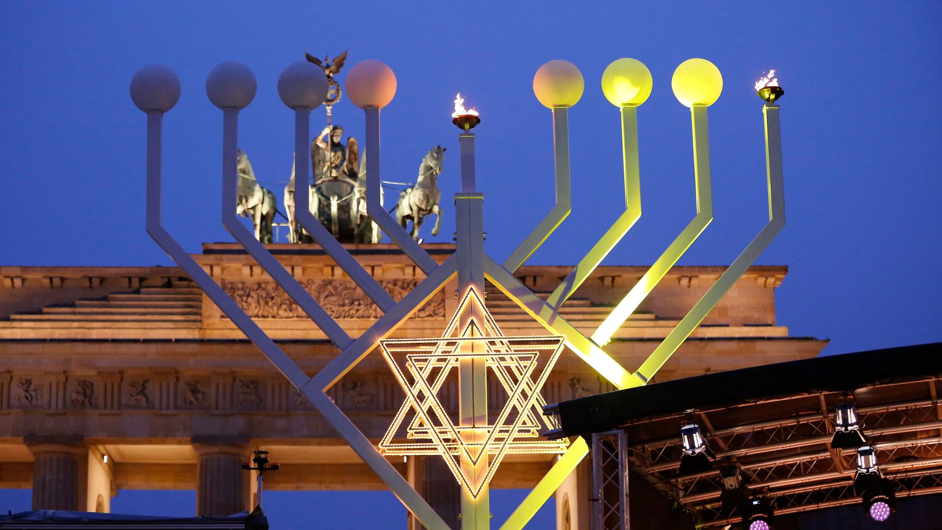 Der Chanukka-Leuchter brennt am Brandenburger Tor in Berlin.