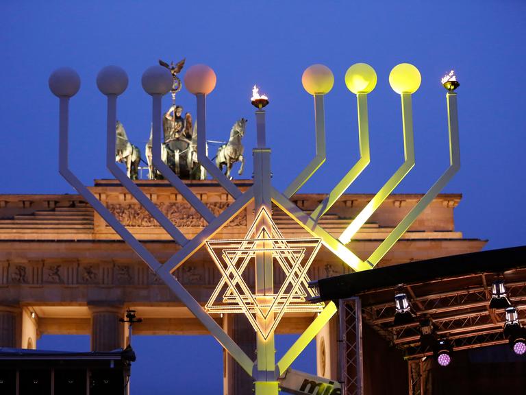 Der Chanukka-Leuchter brennt am Brandenburger Tor in Berlin: Einen offiziellen Status als Feiertag hat das jüdische Fest in Deutschland aber nicht.