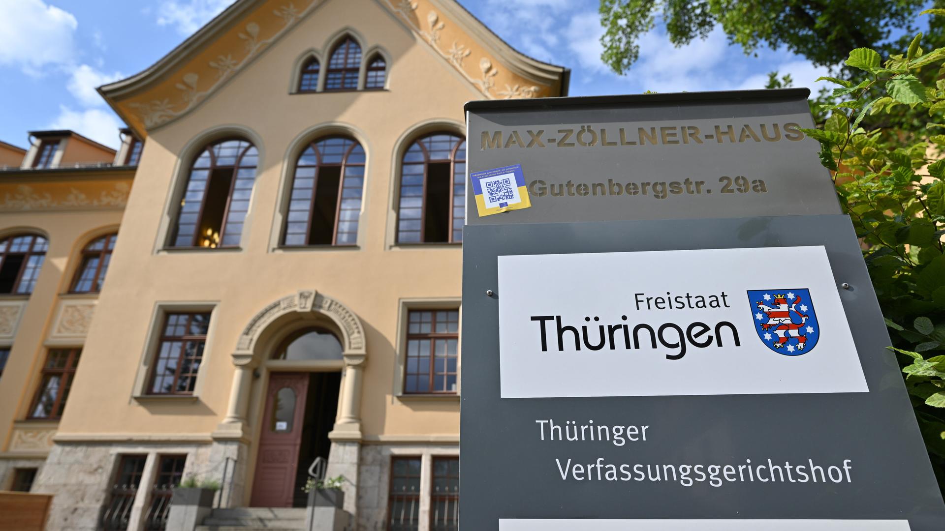 Ein Schild vor dem Thüringer Verfassungsgerichtshof weist auf den Sitz des Gerichts in Weimar hin. Ein Schild vor dem Thüringer Verfassungsgerichtshof weist auf den Sitz des Gerichts in Weimar hin.