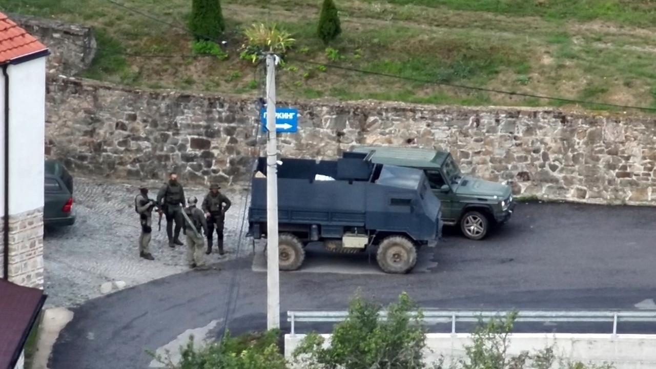 Dieses von der Kosovo-Polizei zur Verfügung gestellte Bild zeigt eine Gruppe bewaffneter, maskierter Männer vor dem Banjska-Kloster. Dieses von der Kosovo-Polizei zur Verfügung gestellte Bild zeigt eine Gruppe bewaffneter, maskierter Männer vor dem Banjska-Kloster.