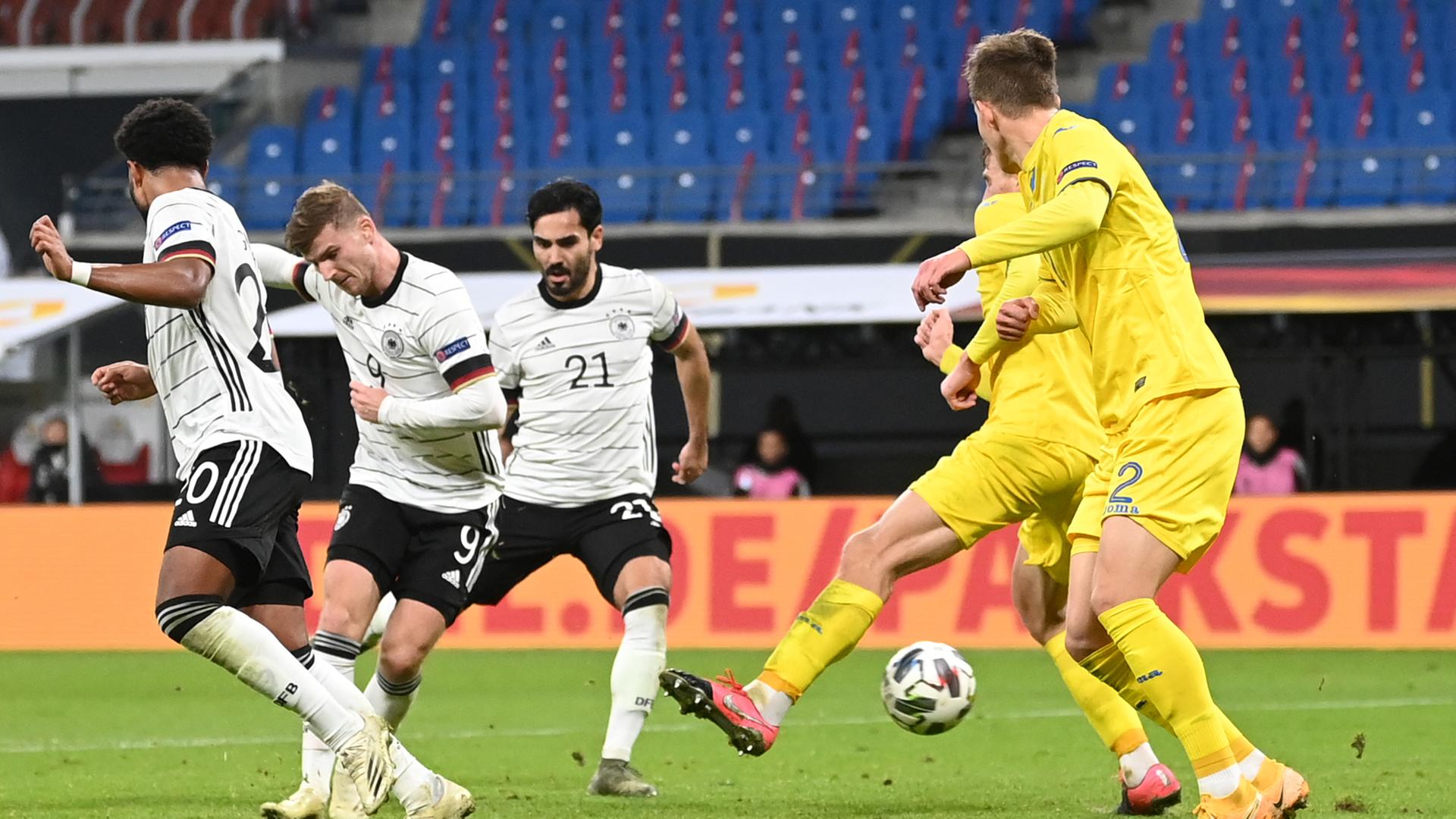 Deutsche und ukrainische Fußballspieler kämpfen um den Ball. Deutsche und ukrainische Fußballspieler kämpfen um den Ball.