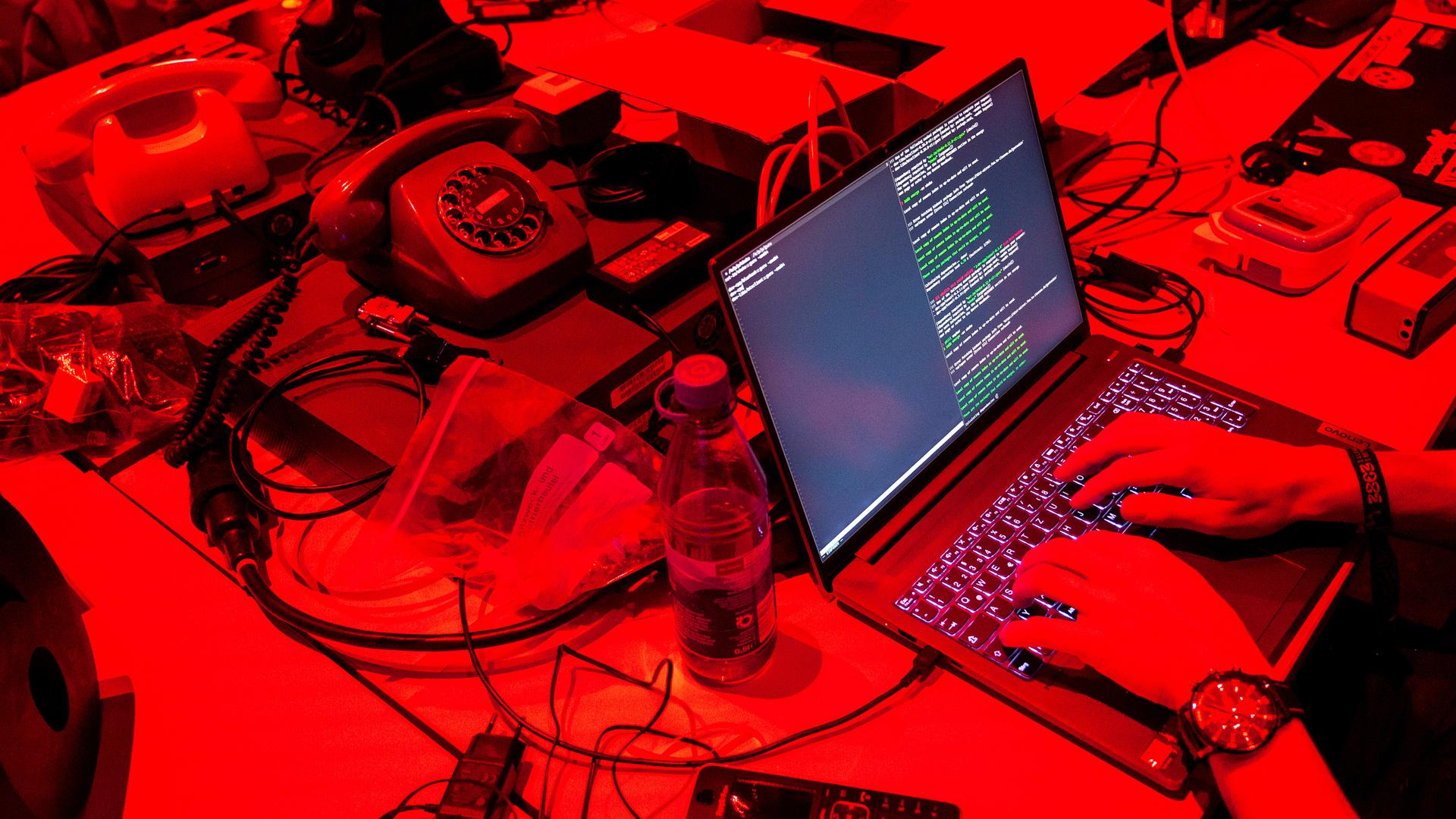 Ein Computer und alte Telefone stehen beim Kongress des Chaos Computer Clubs (CCC) auf einem Tisch. Ein Computer und alte Telefone stehen beim Kongress des Chaos Computer Clubs (CCC) auf einem Tisch.