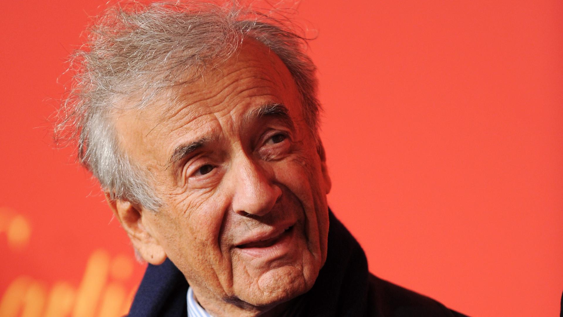 Portrait von Elie Wiesel, der den Kopf schief hält und lächelt. Portrait von Elie Wiesel, der den Kopf schief hält und lächelt.