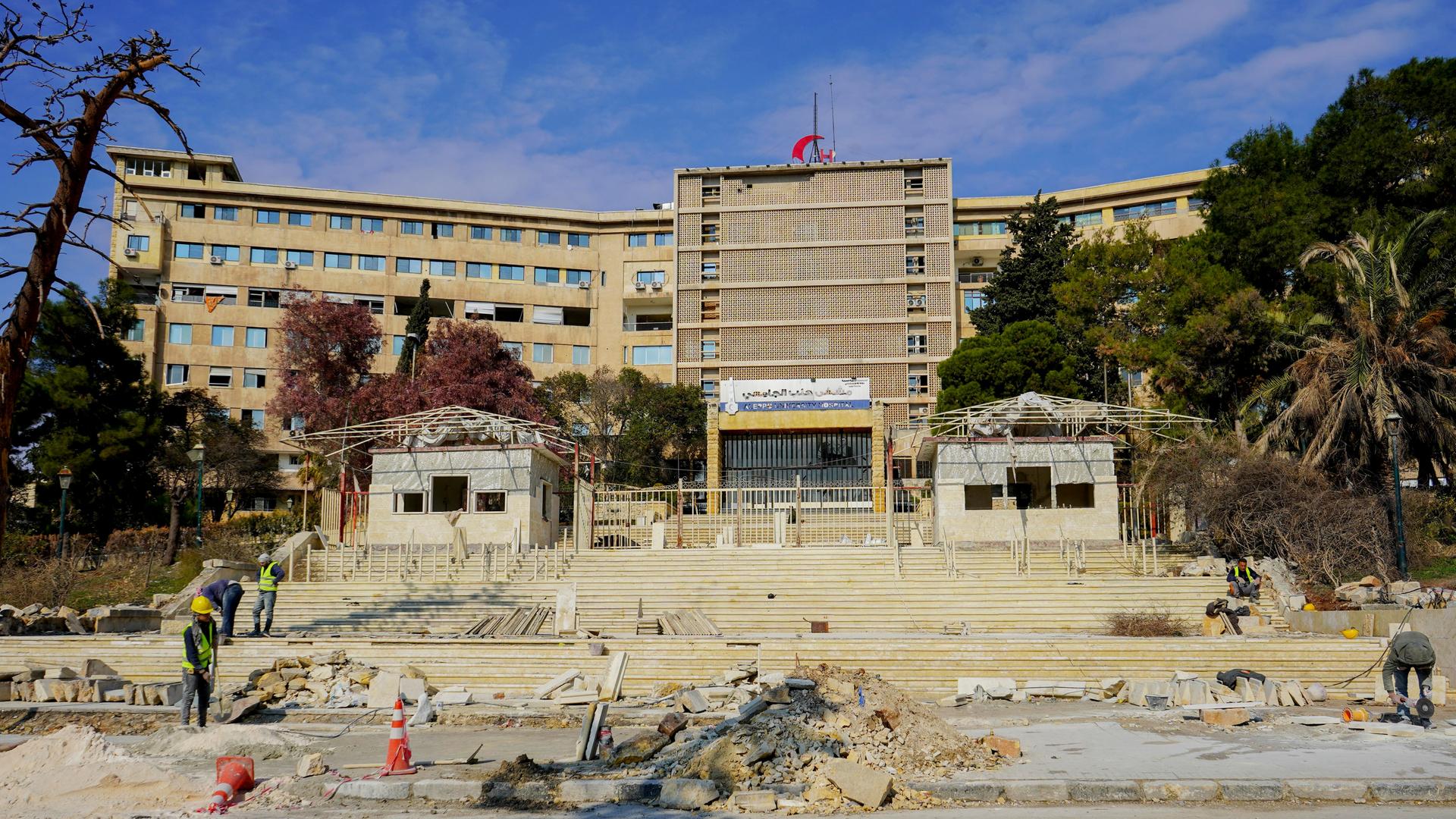 Das Foto zeigt die beschädigt Uniklinik in Aleppo am 8. Februar 2025, 