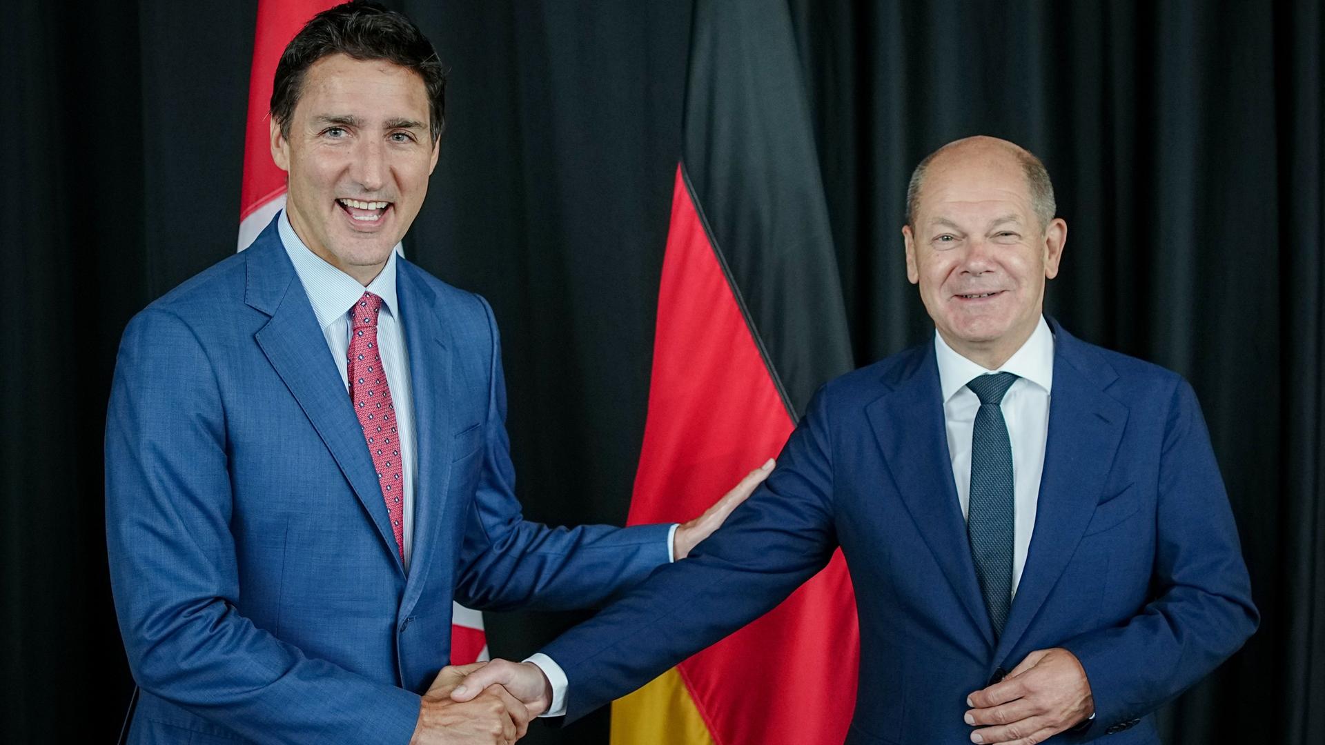 22.08.2022, Kanada, Montreal: Bundeskanzler Olaf Scholz (SPD) wird im Montreal Science Centre von Justin Trudeau (l), Premierminister von Kanada empfangen. Im Mittelpunkt der Reise steht die Zusammenarbeit beider Länder im Klima- und Energiebereich. Foto: Kay Nietfeld/dpa +++ dpa-Bildfunk +++ 22.08.2022, Kanada, Montreal: Bundeskanzler Olaf Scholz (SPD) wird im Montreal Science Centre von Justin Trudeau (l), Premierminister von Kanada empfangen. Im Mittelpunkt der Reise steht die Zusammenarbeit beider Länder im Klima- und Energiebereich. Foto: Kay Nietfeld/dpa +++ dpa-Bildfunk +++
