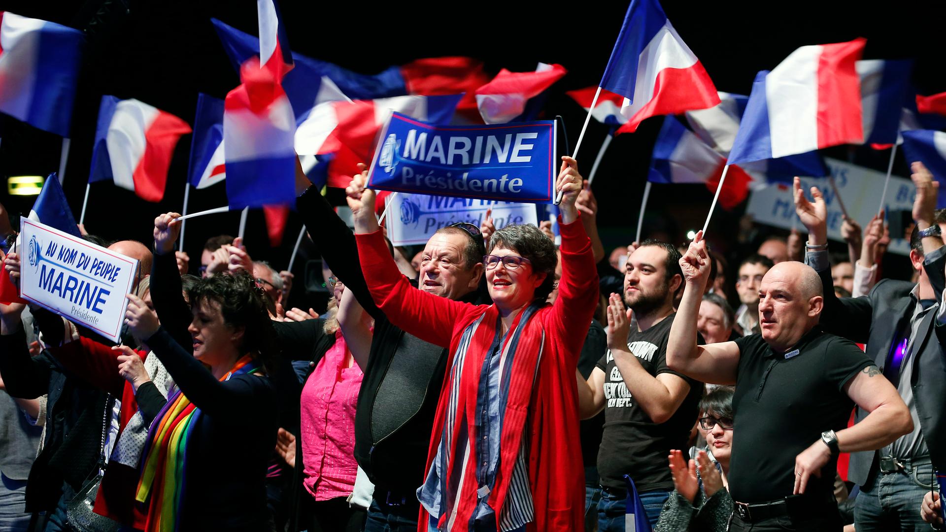 Anhänger des rechtsextremen Front National (FN) mit französischen Flaggen bei einer Wahlkampfveranstaltung von Marine Le Pen in Chateauroux im Department Indre für die französischen Präsidentschaftswahlen 2017.