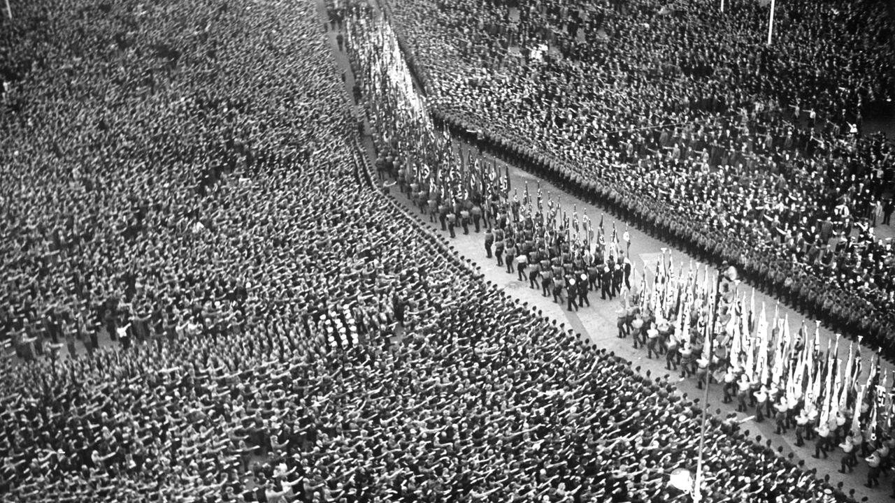 Eine Menschenmenge auf dem Potsdamer Platz in Berlin während der Rede von Adolf Hitler zur sudetendeutschen Frage am 26.09.1938.