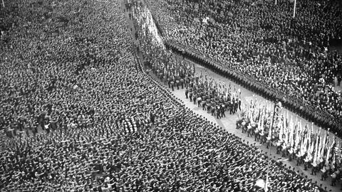 Eine Menschenmenge auf dem Potsdamer Platz in Berlin während der Rede von Adolf Hitler zur sudetendeutschen Frage am 26.09.1938.