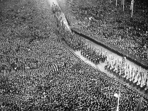 Eine Menschenmenge auf dem Potsdamer Platz in Berlin während der Rede von Adolf Hitler zur sudetendeutschen Frage am 26.09.1938.