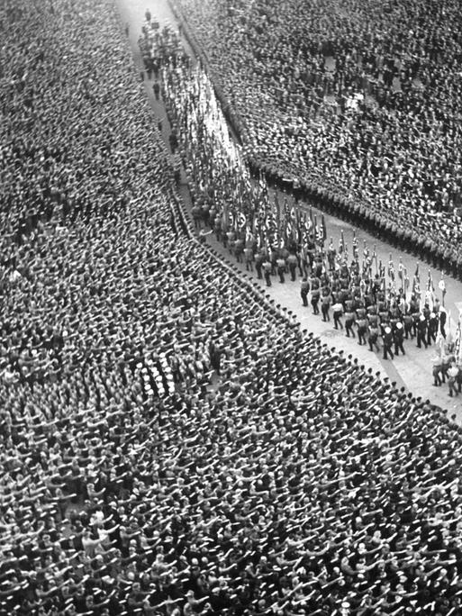 Eine Menschenmenge auf dem Potsdamer Platz in Berlin während der Rede von Adolf Hitler zur sudetendeutschen Frage am 26.09.1938.