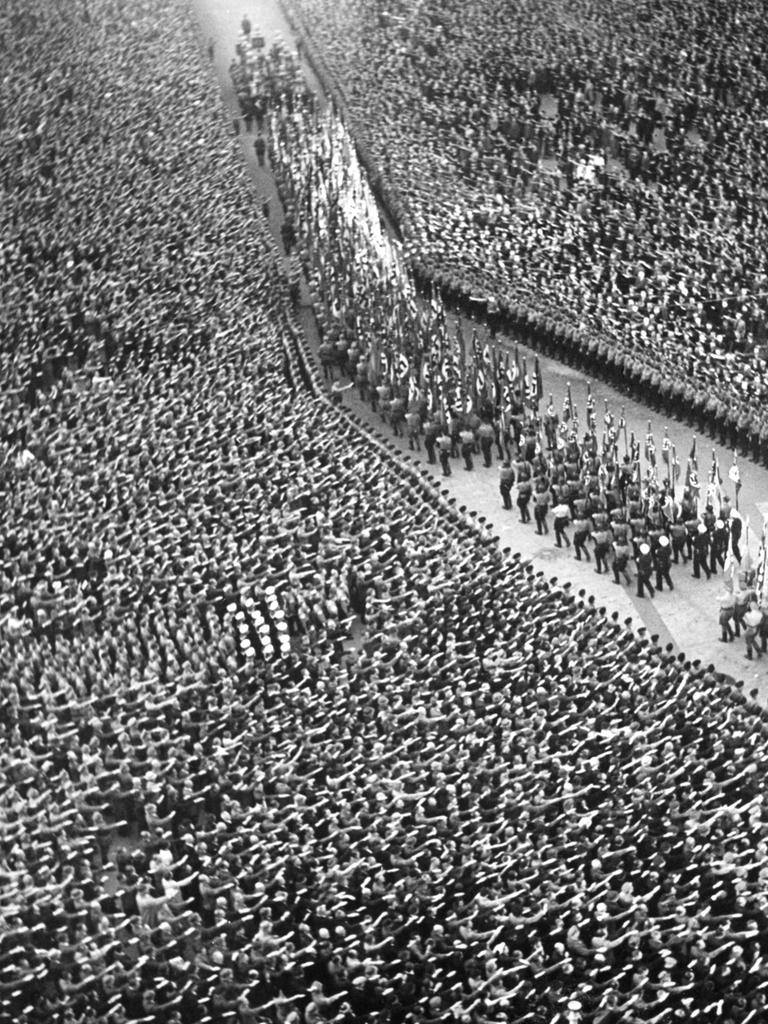 Eine Menschenmenge auf dem Potsdamer Platz in Berlin während der Rede von Adolf Hitler zur sudetendeutschen Frage am 26.09.1938.