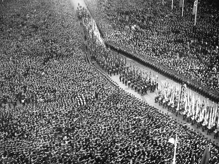 Eine Menschenmenge auf dem Potsdamer Platz in Berlin während der Rede von Adolf Hitler zur sudetendeutschen Frage am 26.09.1938.