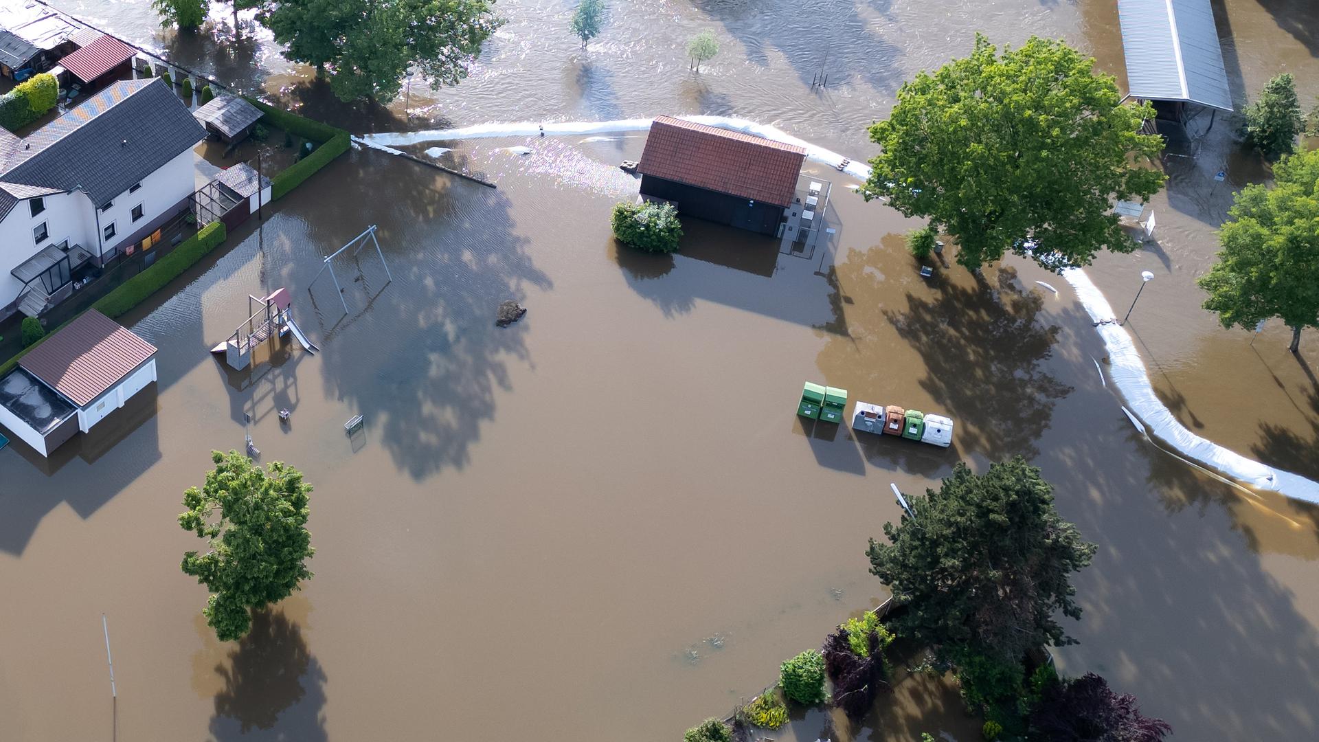 Das Bild zeigt eine Luftaufnahme der bayerischen Gemeinde Reichertshofen, die in Teilen überflutet ist. 