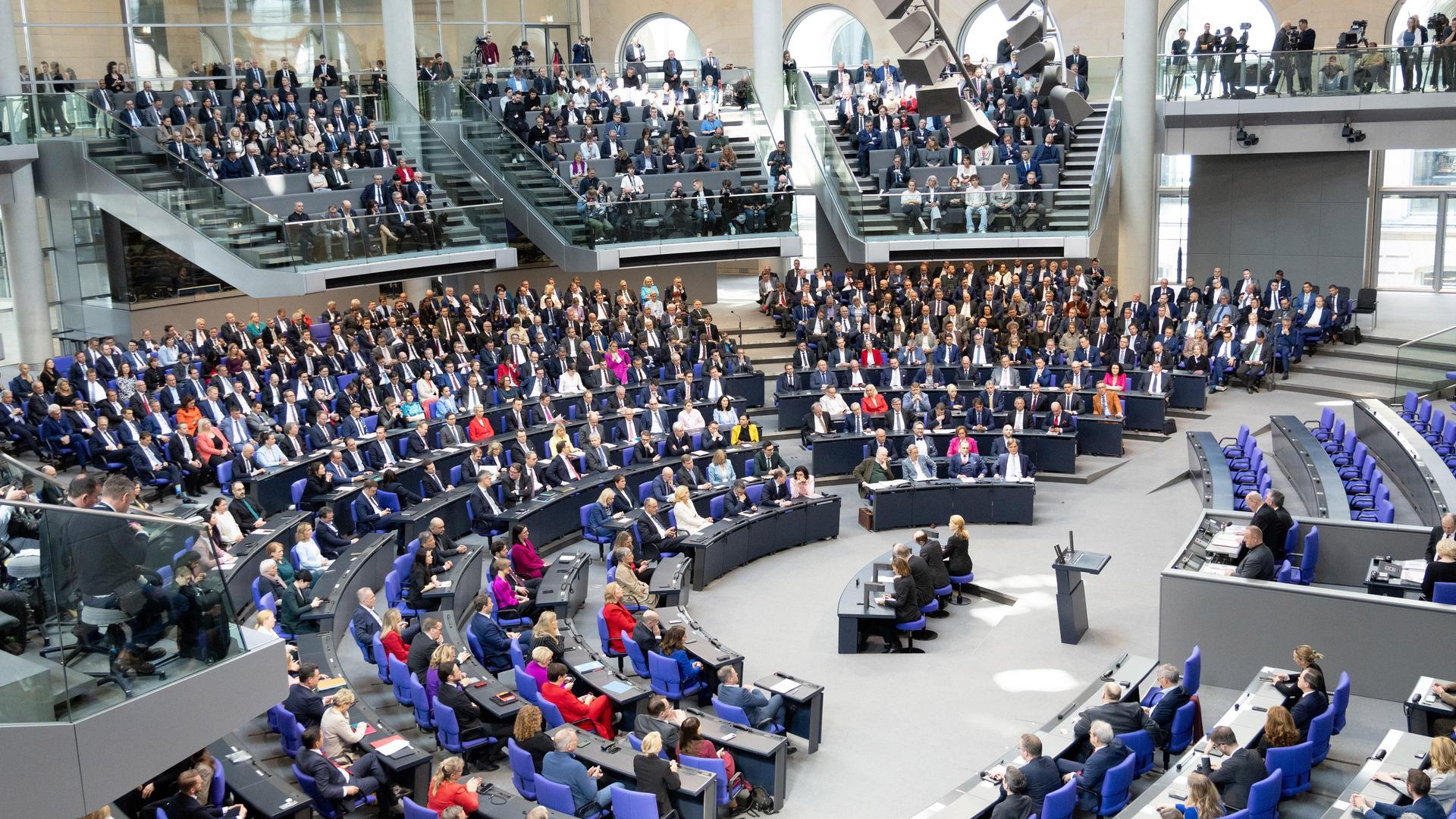 Zu sehen ist das voll besetzte Plenum des Bundestags einschließlich der Zuschauertribüne. Zu sehen ist das voll besetzte Plenum des Bundestags einschließlich der Zuschauertribüne.