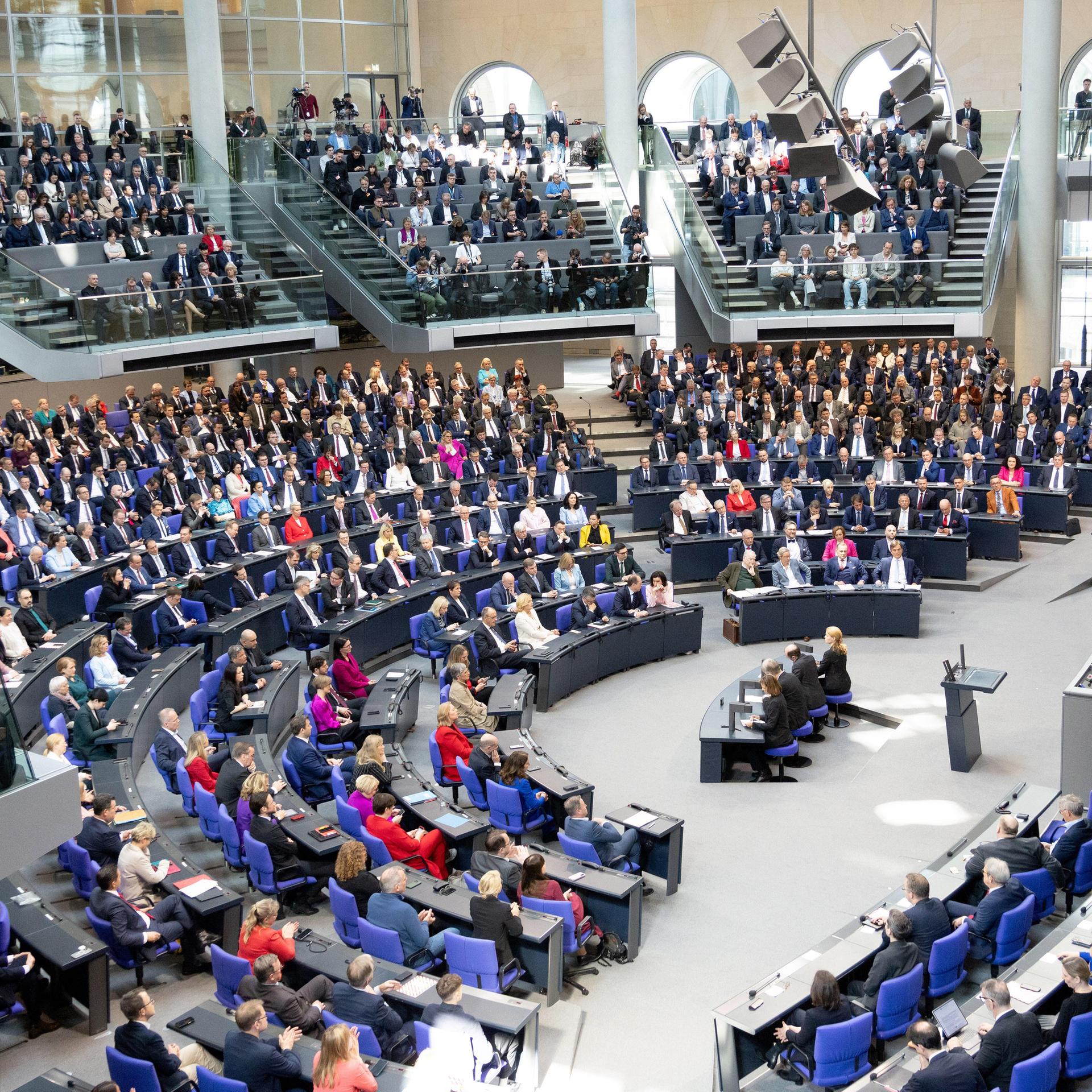 Deutscher Bundestag: Die Fraktionen der Parteien (L-R) Die Linke, SPD, Buendnis 90 / Die Gruenen, CDU, AfD hören der Eröffnungsrede von Alterspräsident Gregor Gysi zu während der konstituierenden Sitzung des 21. Deutschen Bundestages zu.