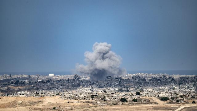Rauch und Trümmer stehen nach einem israelischen Angriff auf Gaza-Stadt in der Luft, dahinter ist das Meer zu erkennen.