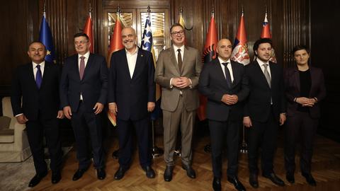 Auf einen Gruppenbild sind die Teilnehmer des Open Balkan Gipfels in Belgrad zu sehen.