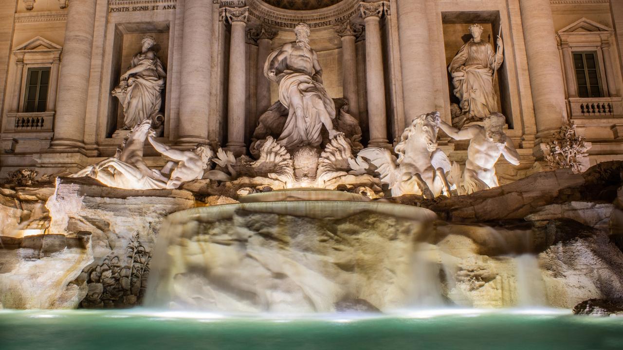 Der Trevibrunnen in Rom am Abend in stimmungsvoller Beleuchtung