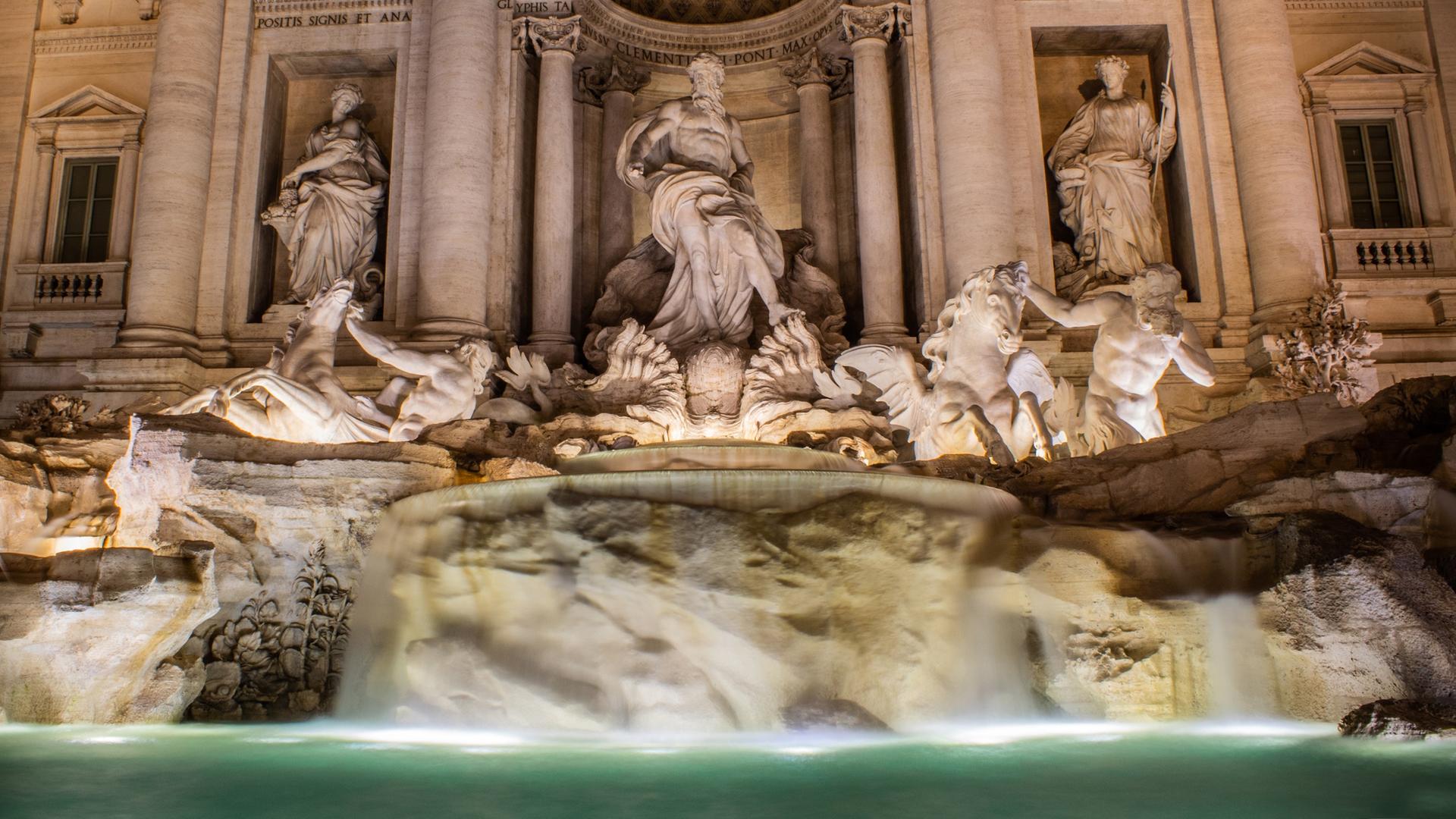 Der Trevibrunnen in Rom am Abend in stimmungsvoller Beleuchtung.