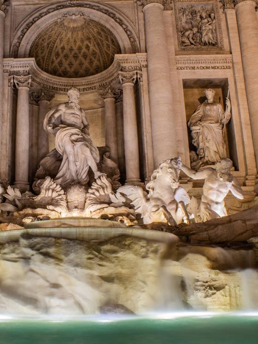 Der Trevibrunnen in Rom am Abend in stimmungsvoller Beleuchtung