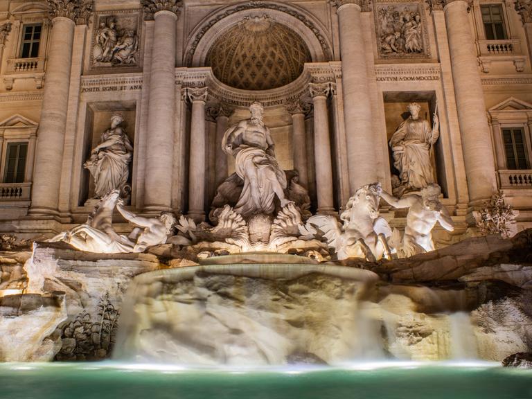 Der Trevibrunnen in Rom am Abend in stimmungsvoller Beleuchtung.