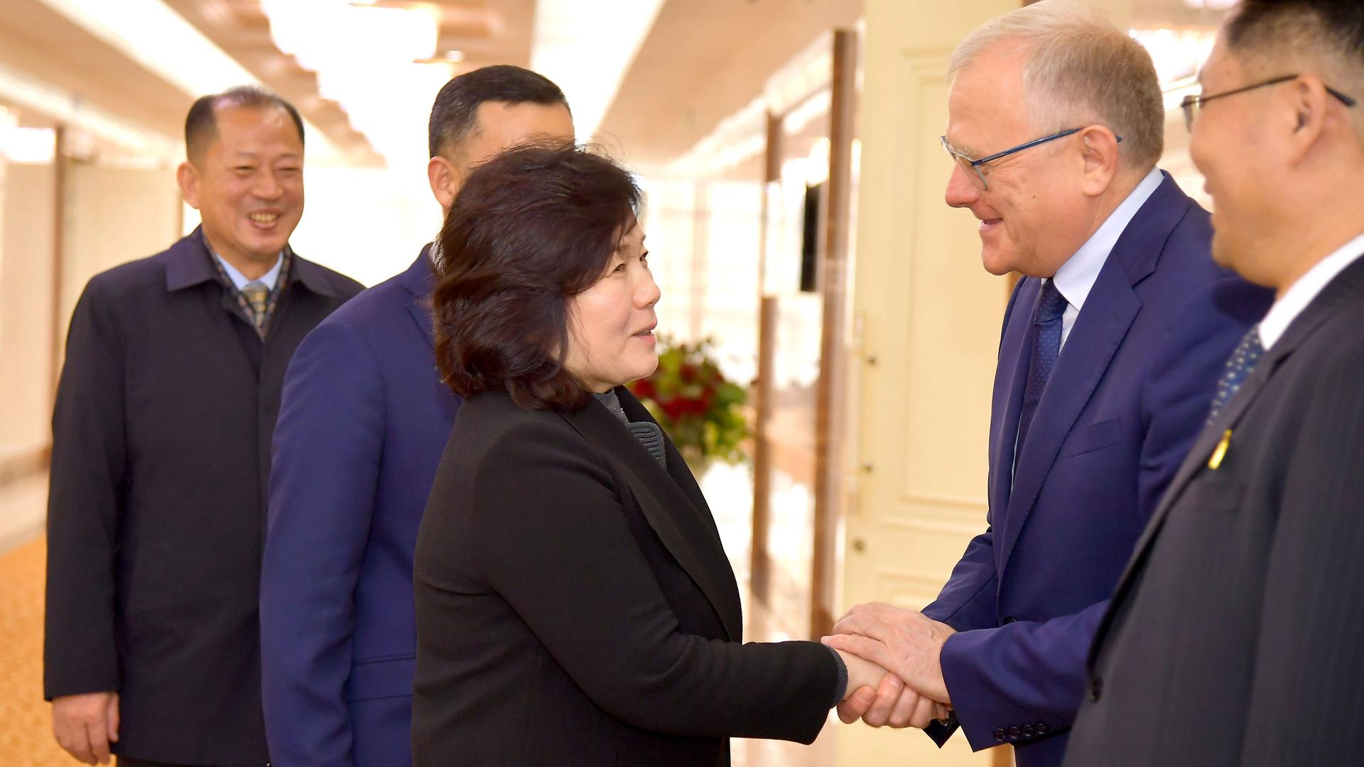 Nordkorea, Pjöngjang: Die nordkoreanische Außenministerin Choe Son Hui (M) schüttelt einem Mann die Hand. Neben den beiden stehen einige Personen. 