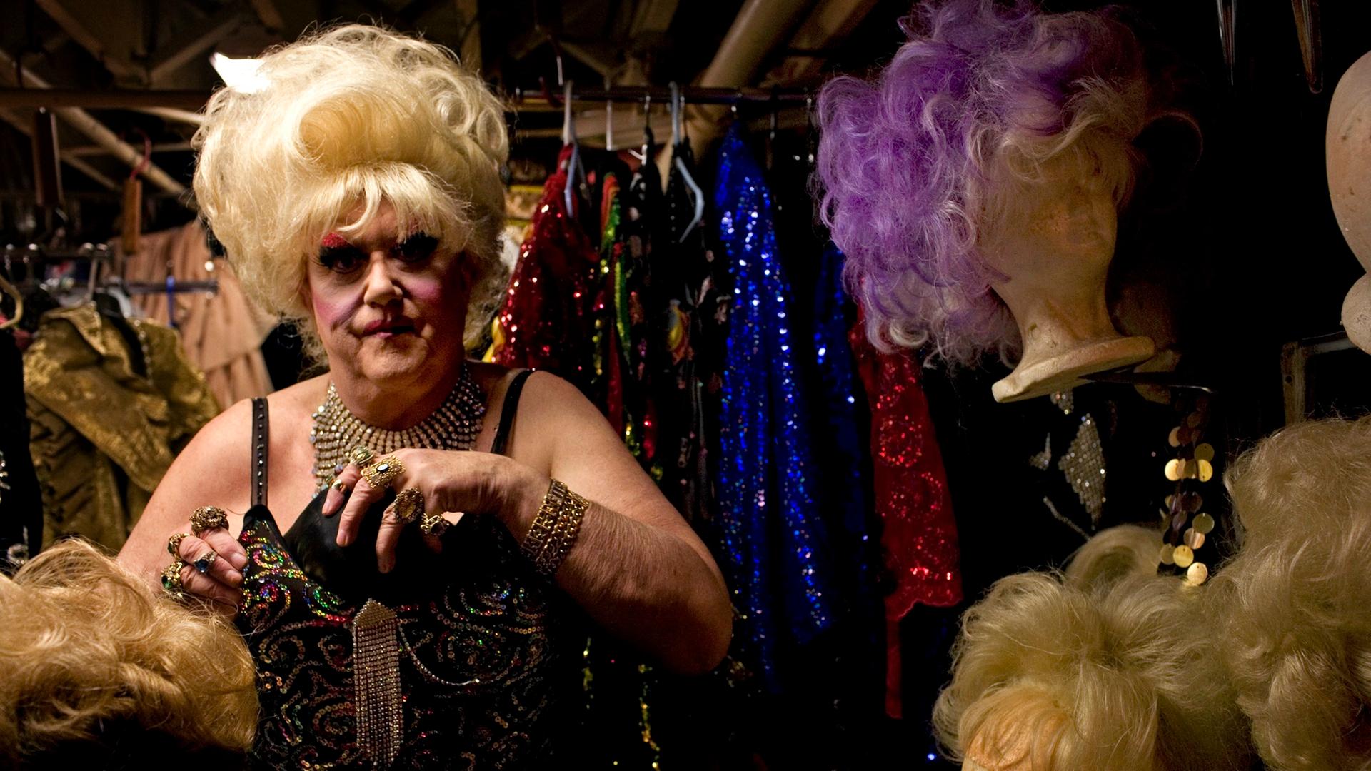 Walter Cole alias Darcelle XV 2016 in ihrer Garderobe in ihrem Nachtclub in Portland.