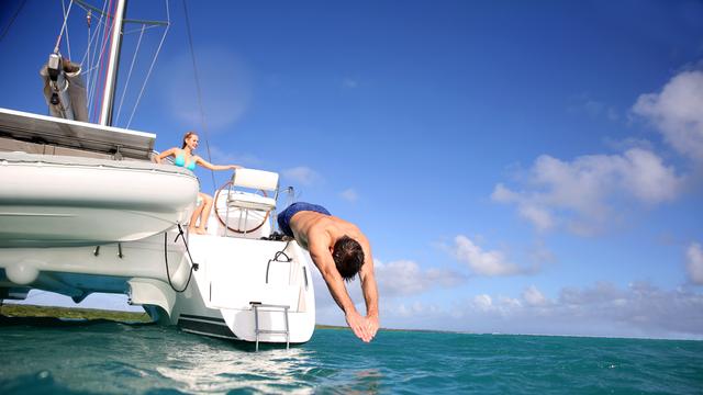Man diving from catamaran deck into the sea, Man diving from catamaran deck into the sea model released, Symbolfoto , 29.09.2014, Copyright: xGoodluzx Panthermedia12567448.jpg 