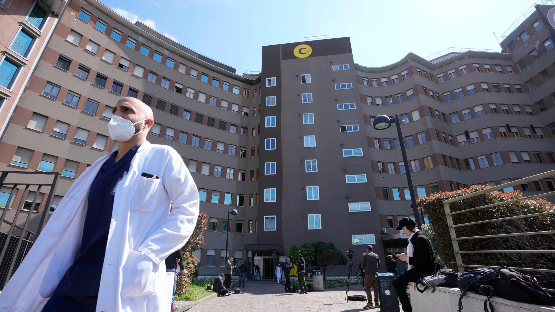 Italien, Milan: Ein Blick auf das San Raffaele Krankenhaus. Der frühere italienische Ministerpräsident Berlusconi ist übereinstimmenden Medienberichten zufolge ins Krankenhaus eingeliefert worden. Italien, Milan: Ein Blick auf das San Raffaele Krankenhaus. Der frühere italienische Ministerpräsident Berlusconi ist übereinstimmenden Medienberichten zufolge ins Krankenhaus eingeliefert worden.