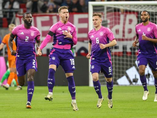 Das Bild zeigt das Testspiel Deutschland gegen die Niederlande, Torschütze Maximilian Mittelstädt jubelt mit Antonio Rüdiger und Joshua Kimmich.