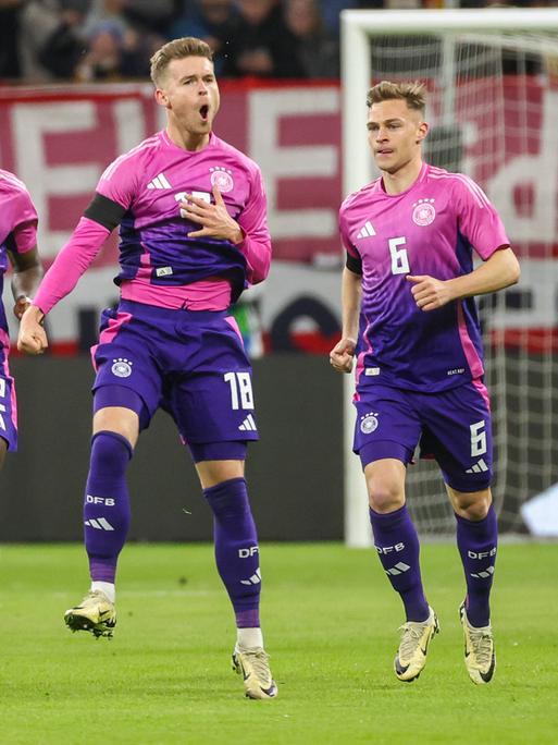 Das Bild zeigt das Testspiel Deutschland gegen die Niederlande, Torschütze Maximilian Mittelstädt jubelt mit Antonio Rüdiger und Joshua Kimmich.