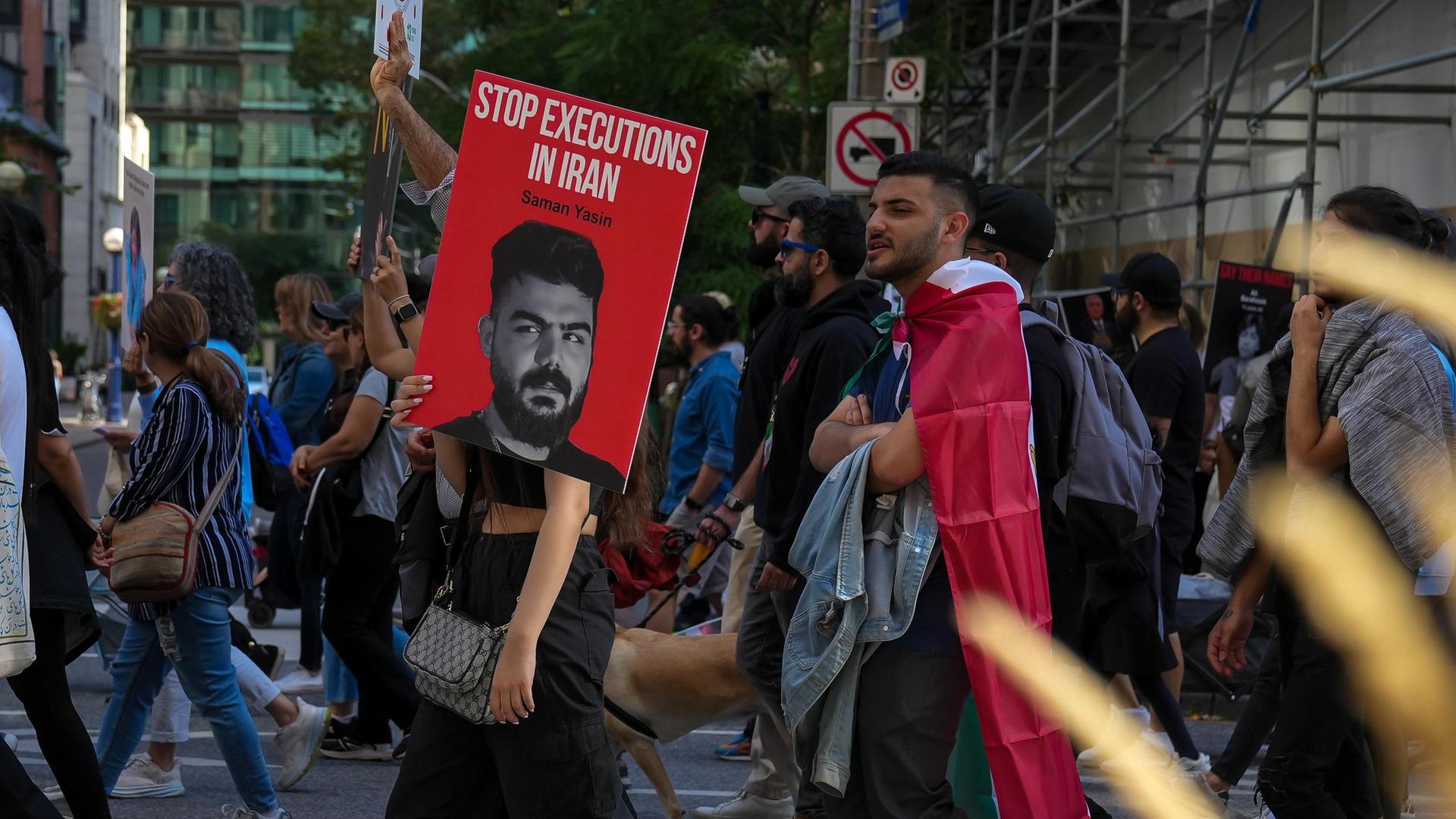 Demo für den iranisch-kurdischen Rapper Saman Yasin in Toronto, Kanada.