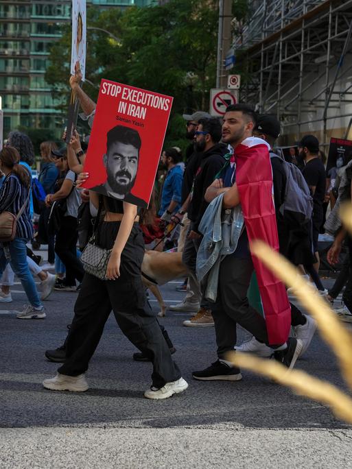 Demo für den iranisch-kurdischen Rapper Saman Yasin in Toronto, Kanada.