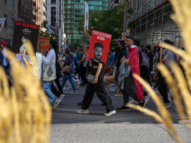 Demo für den iranisch-kurdischen Rapper Saman Yasin in Toronto, Kanada.