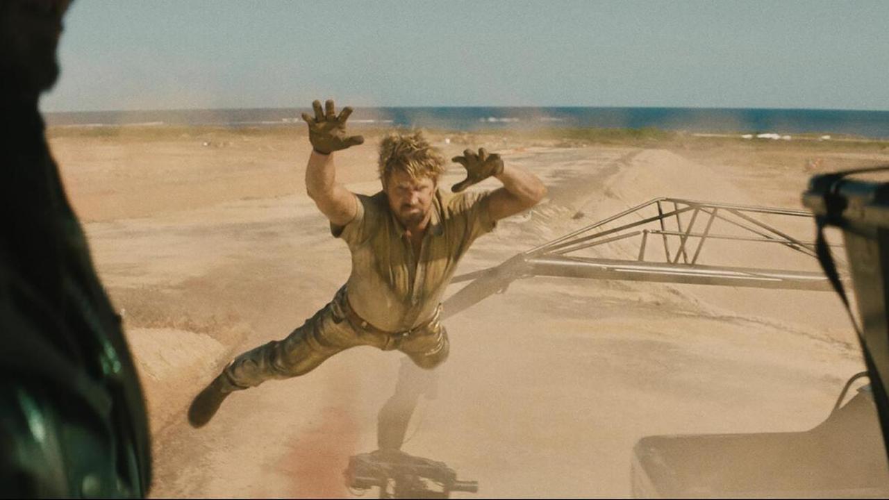 Im Still aus "The Fall Guy" ist Ryan Gosling in seiner Rolle als Stuntman mitten in einem Sprung.