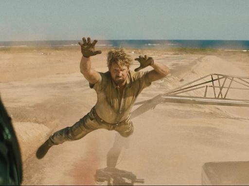 Im Still aus "The Fall Guy" ist Ryan Gosling in seiner Rolle als Stuntman mitten in einem Sprung.