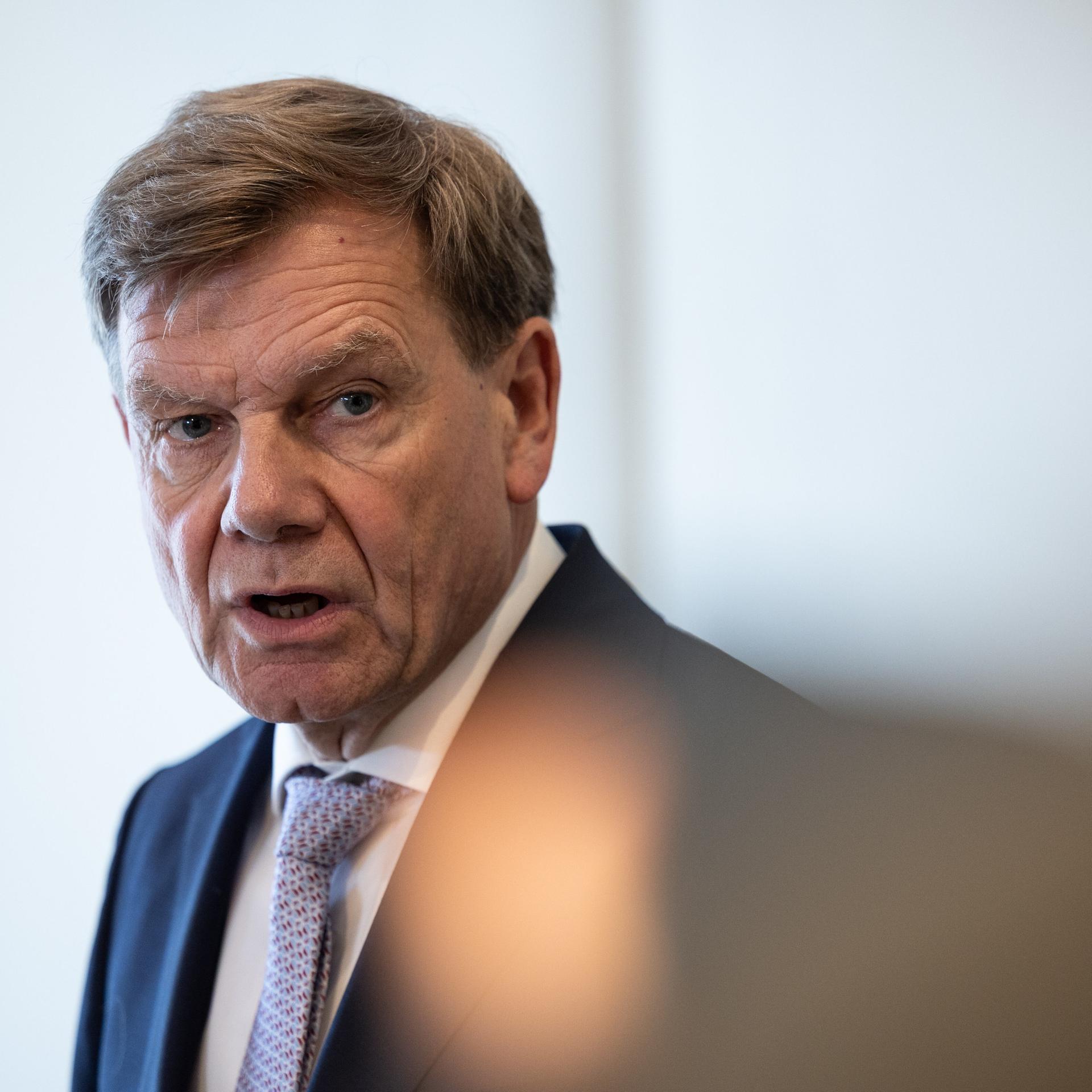 Johann Wadephul spricht auf einer Pressekonferenz